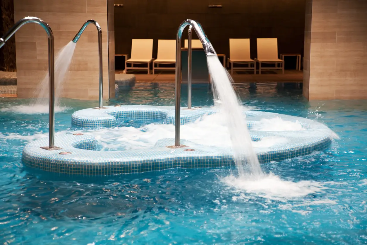 Hotele spa oferują zabiegi wellness i rehabilitację dla poprawy zdrowia gości Luksusowe hotele oferują kompleksową odnowę ciała i duszy
