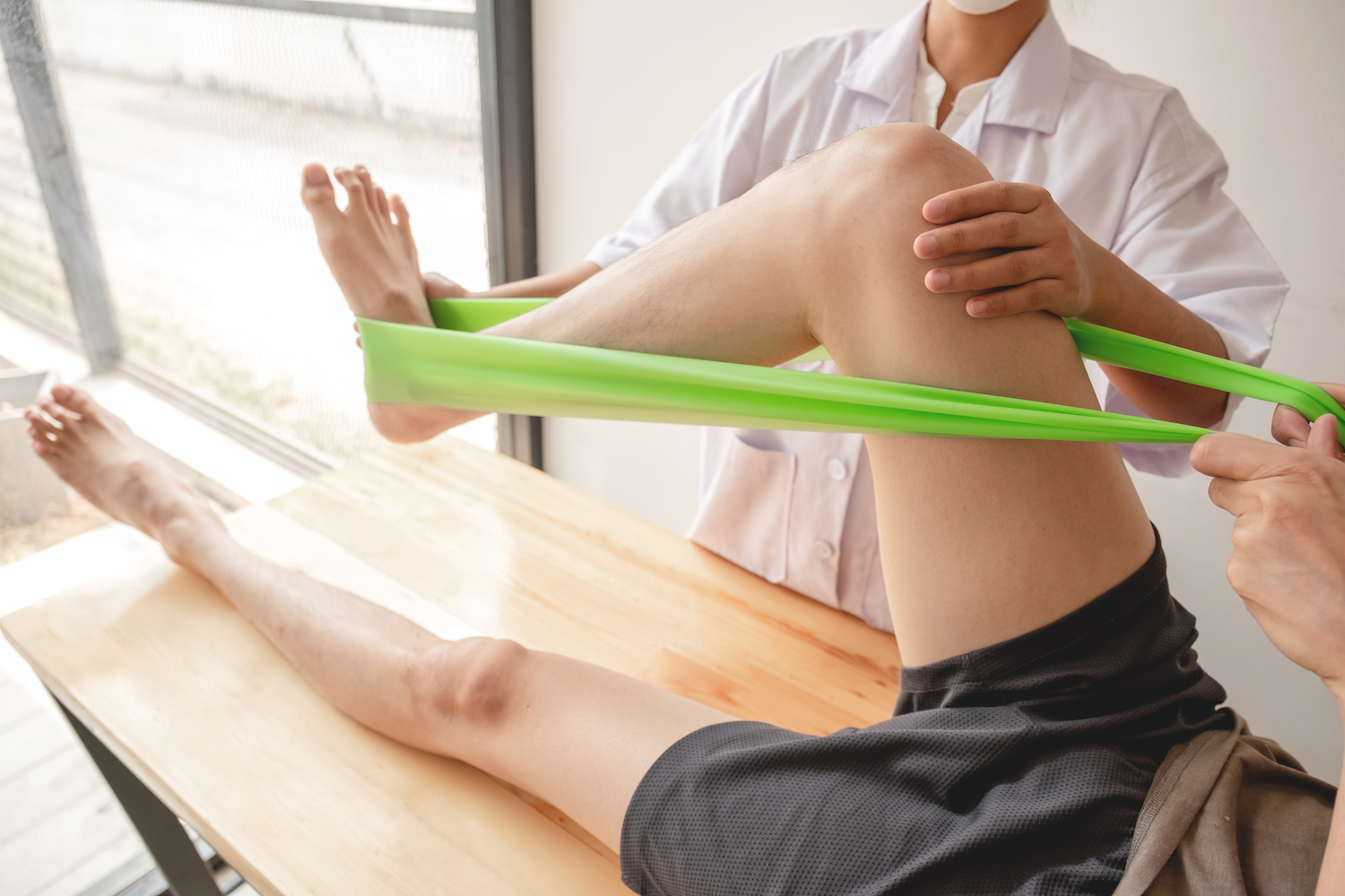 Kompleksowa fizjoterapia kolana w domu: sprawdzone ćwiczenia i rehabilitacja po urazie stawu kolanowego Male Patients Consulted Physiotherapists With Knee Pain Problems For Examination And Treatment. Reha