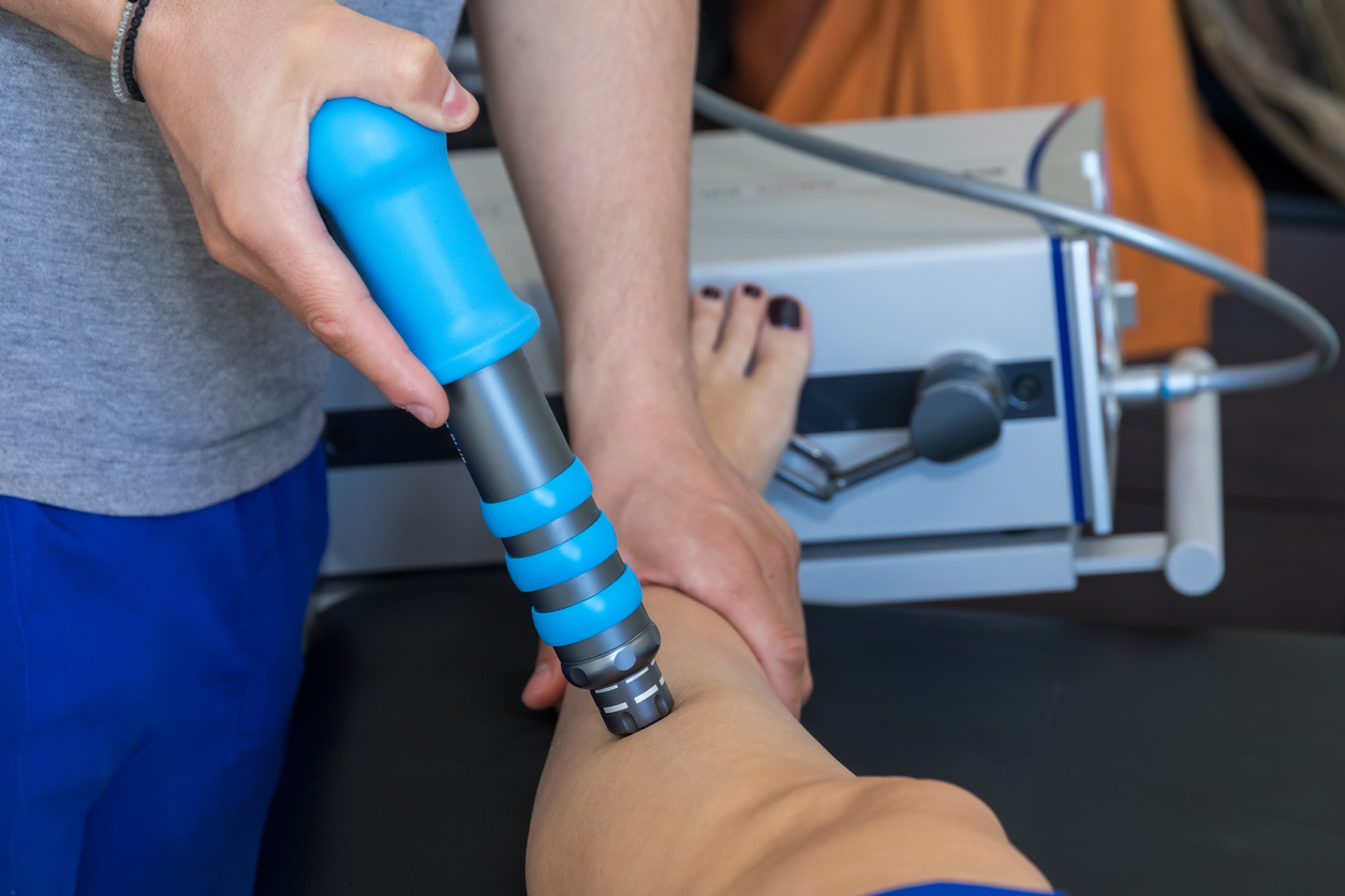 physical therapy of the knee and the foot with shock wave