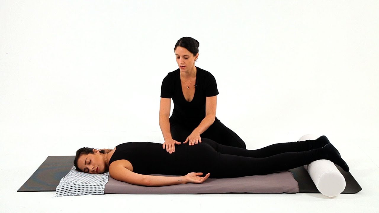 masaż shiatsu polega na rytmicznym uciskaniu punktów meridianowych dłońmi uciskanie punktów nacisku dłońmi i kciukami