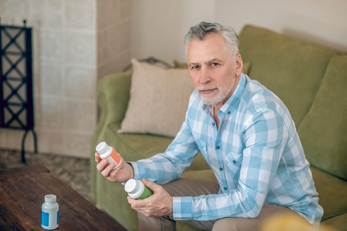 Blister tabletek witaminy B12 przy mięsie jajkach i zielonych warzywach