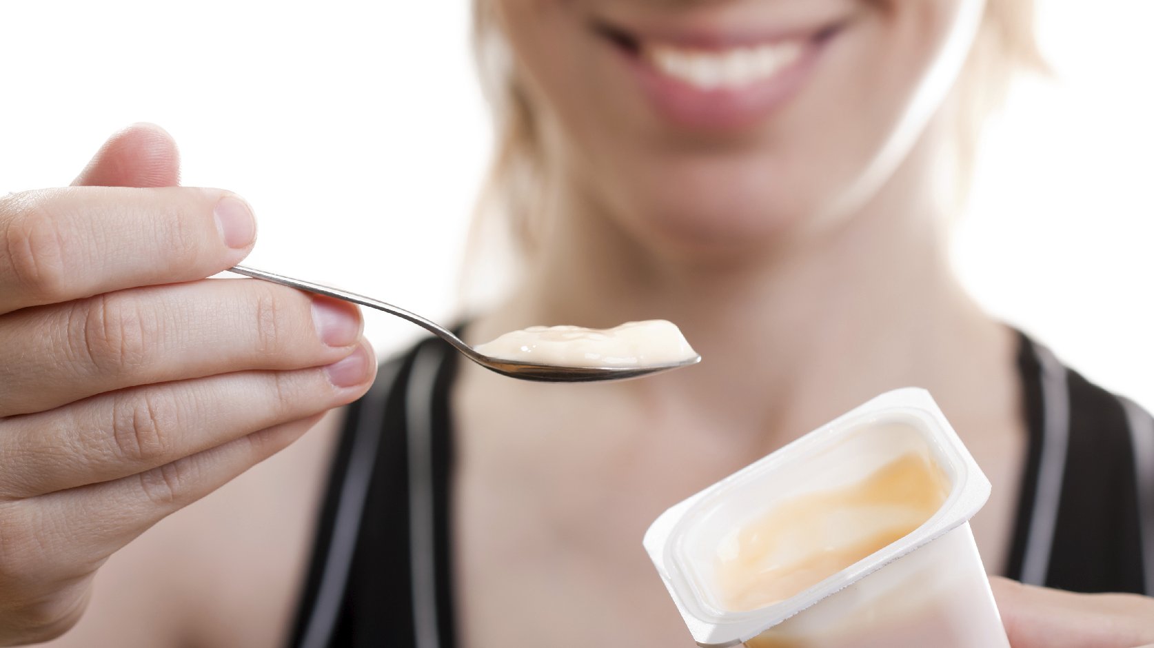 Mikrobiom jelit a odporność - w jaki sposób biliony bakterii decydują o sile Twojego układu immunologicznego? Przekrój jelita grubego z gęstym skupiskiem kolorowych bakterii i interagującymi komórkami odpornościowymi