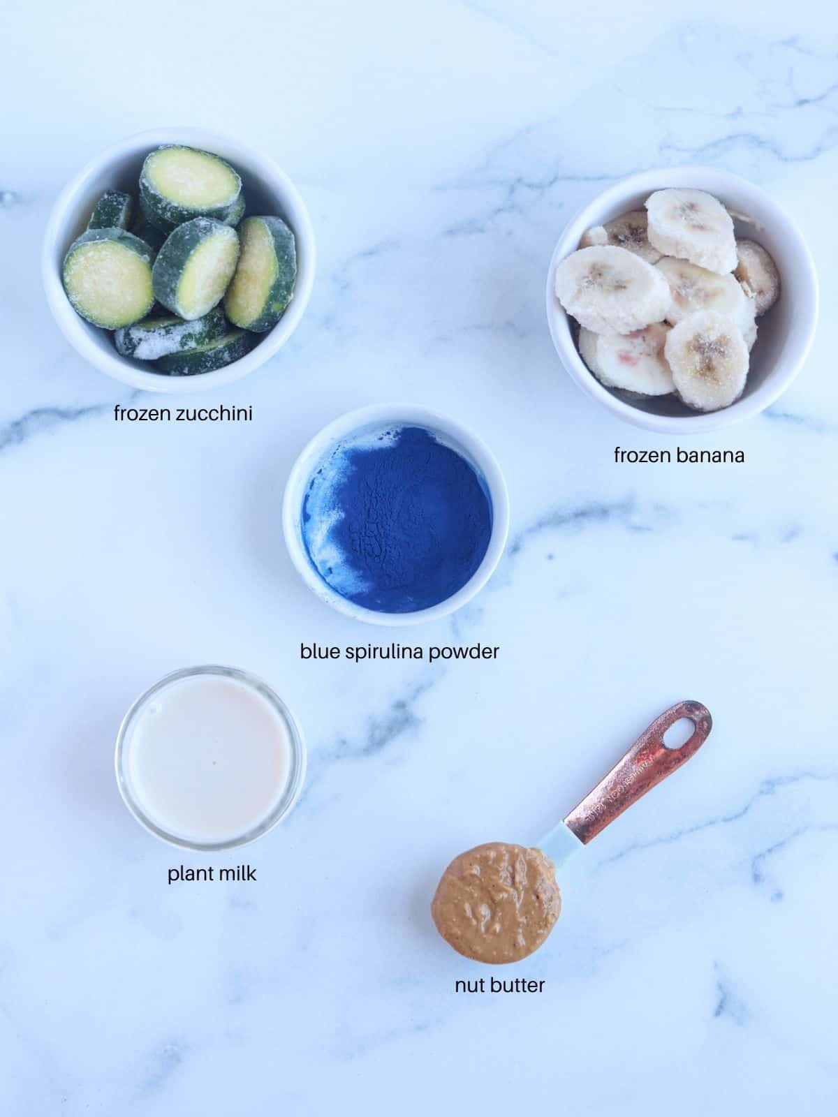 Przygotowywanie smoothie z niebieską spiruliną w blenderze