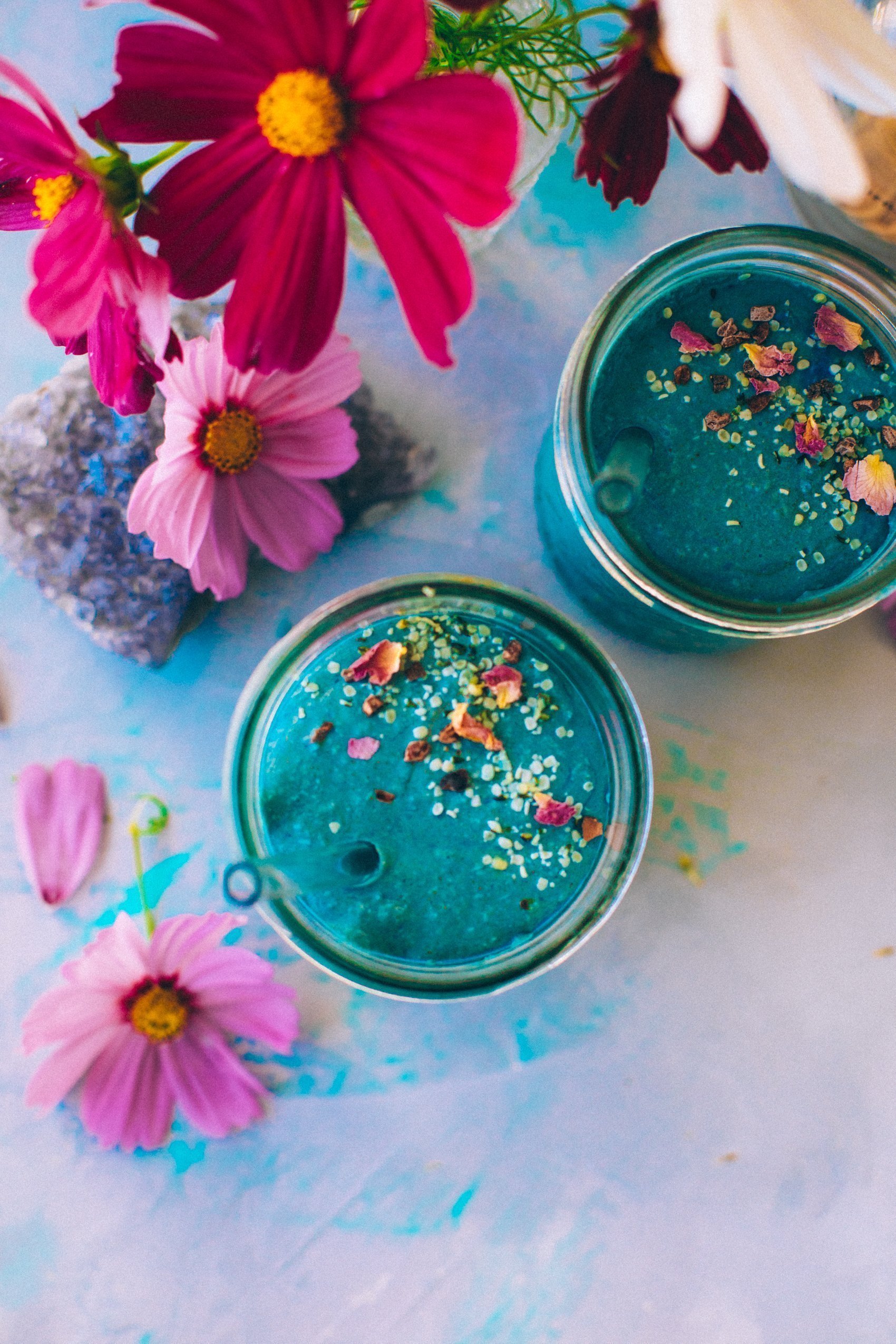 Pojemnik z niebieską spiruliną na drewnianym blacie