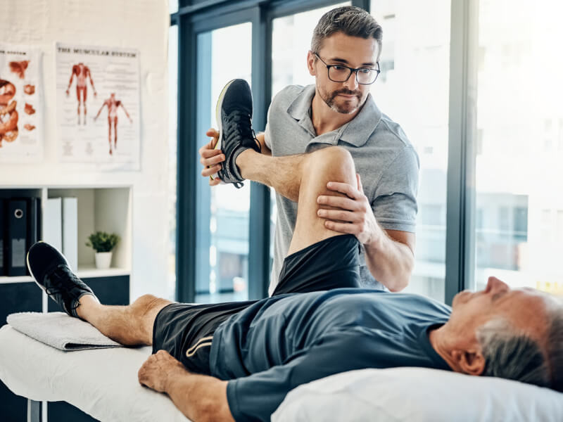 terapia przeciwbólowa ultradźwiękami pacjentka w trakcie terapii przeciwbólowej z użyciem ultradźwięków