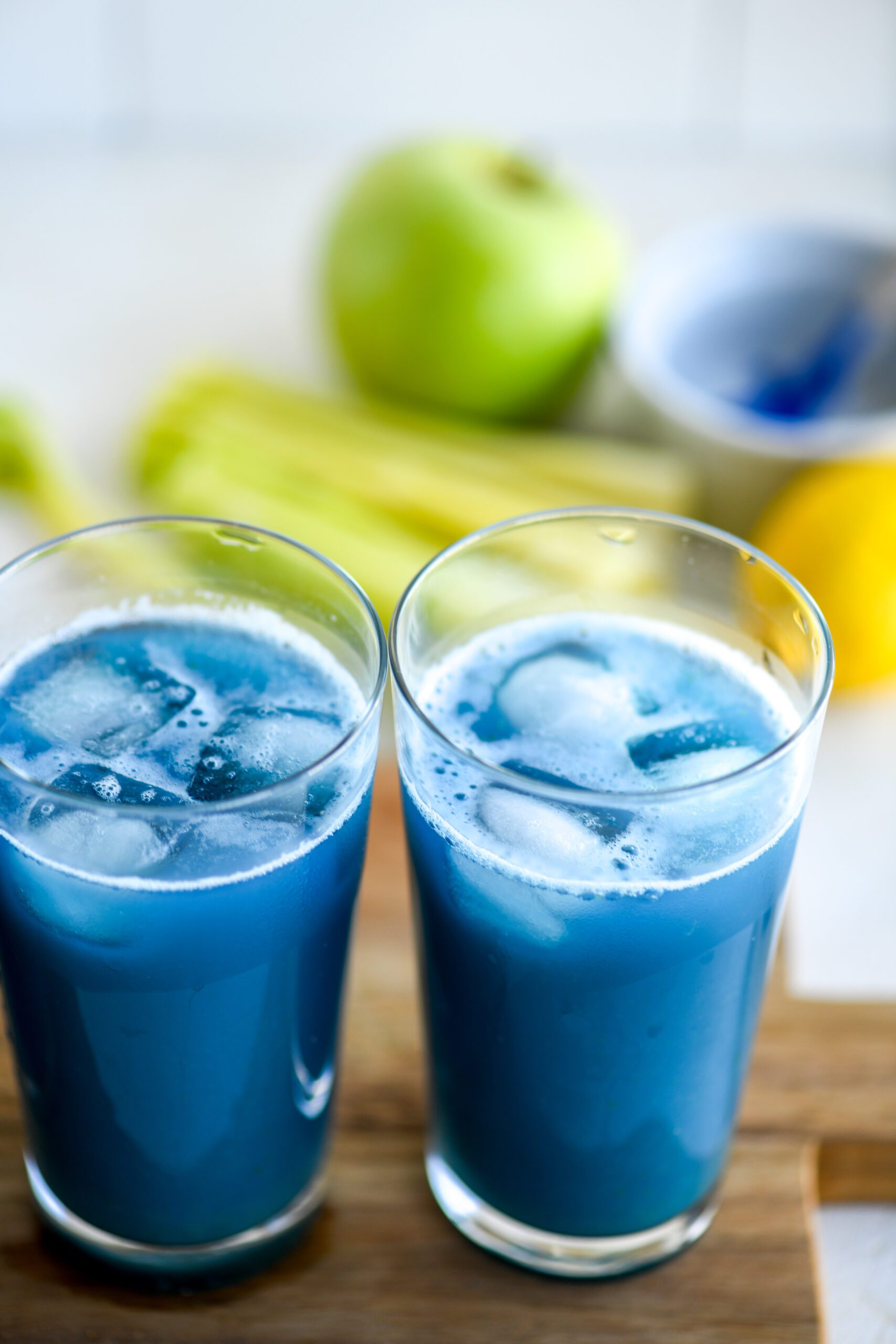 Mikstura z niebieską spiruliną w szklance z lodem