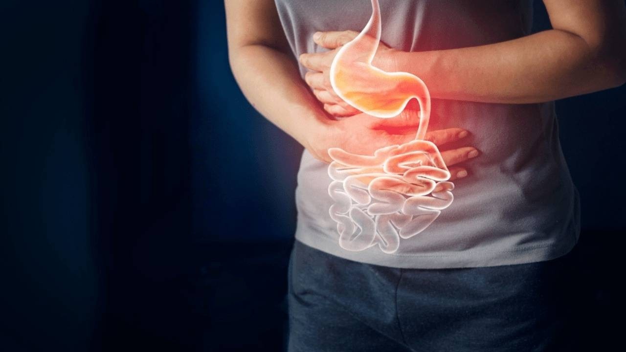 otwarta torebka z suszonymi ziołami na drewnianej powierzchni