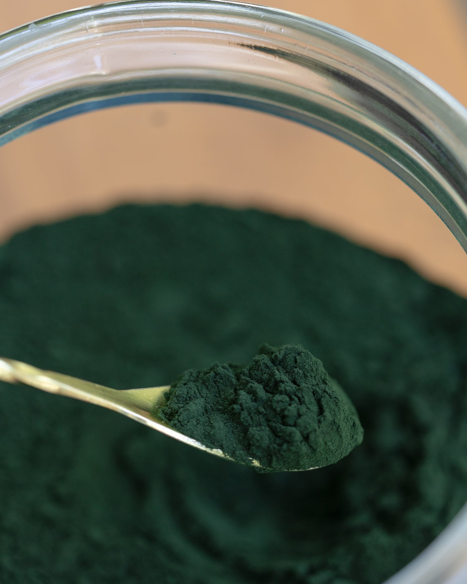 Niebieska spirulina na łyżeczce z miodem