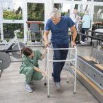 Ćwiczenia rehabilitacyjne stawów kolanowych na macie z wykorzystaniem piłki