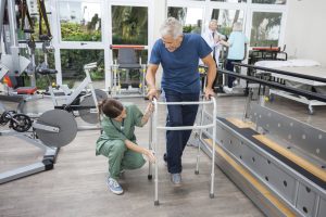Ćwiczenia rehabilitacyjne stawów kolanowych na macie z wykorzystaniem piłki
