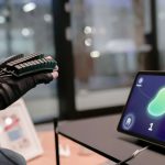 Robotyczna rehabilitacja pacjenta po udarze mózgu w nowoczesnej sali
