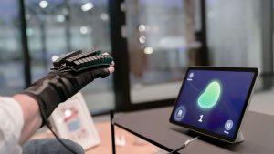 Robotyczna rehabilitacja pacjenta po udarze mózgu w nowoczesnej sali