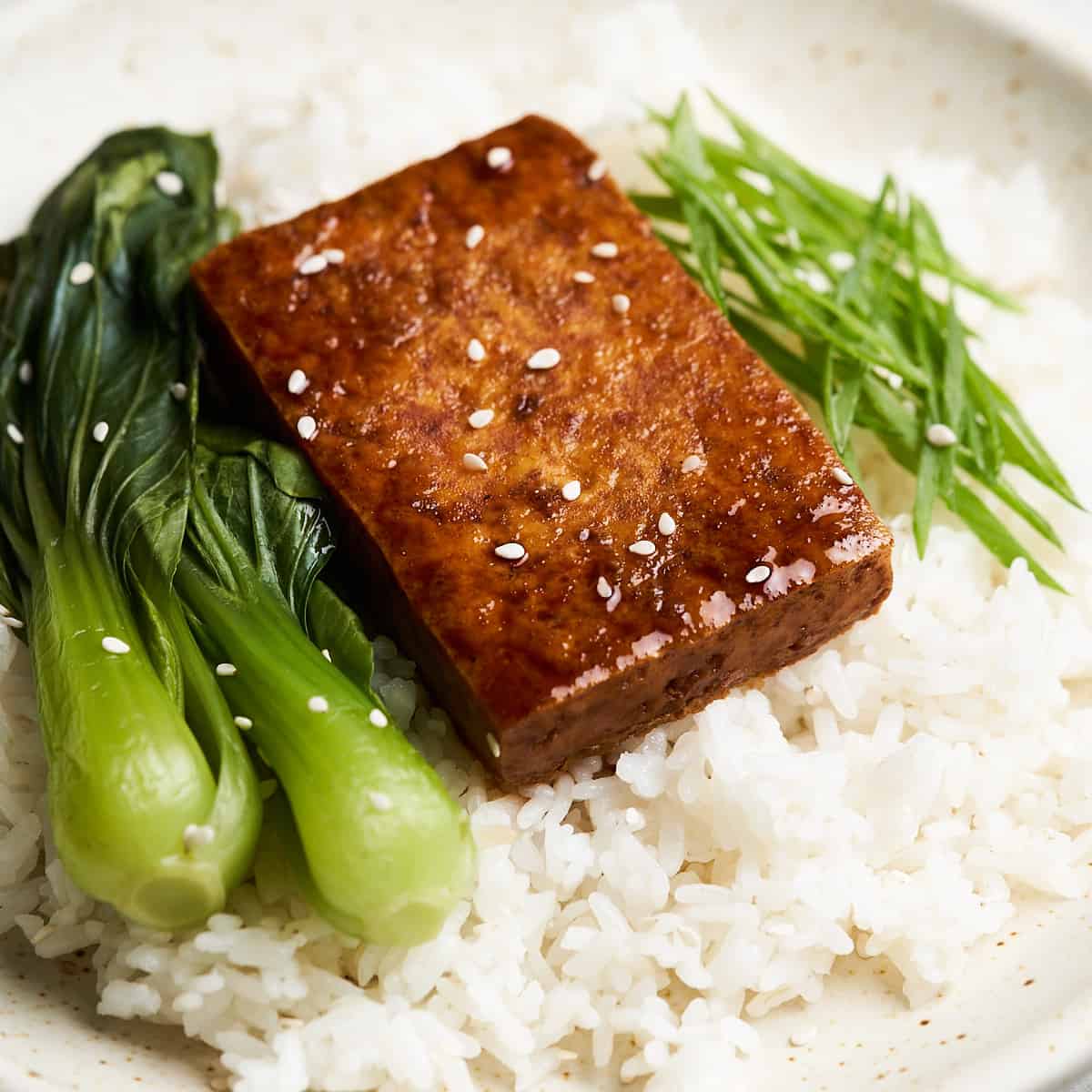 Świeży filet łososia obok ugotowanej quinoa w szklanych naczyniach