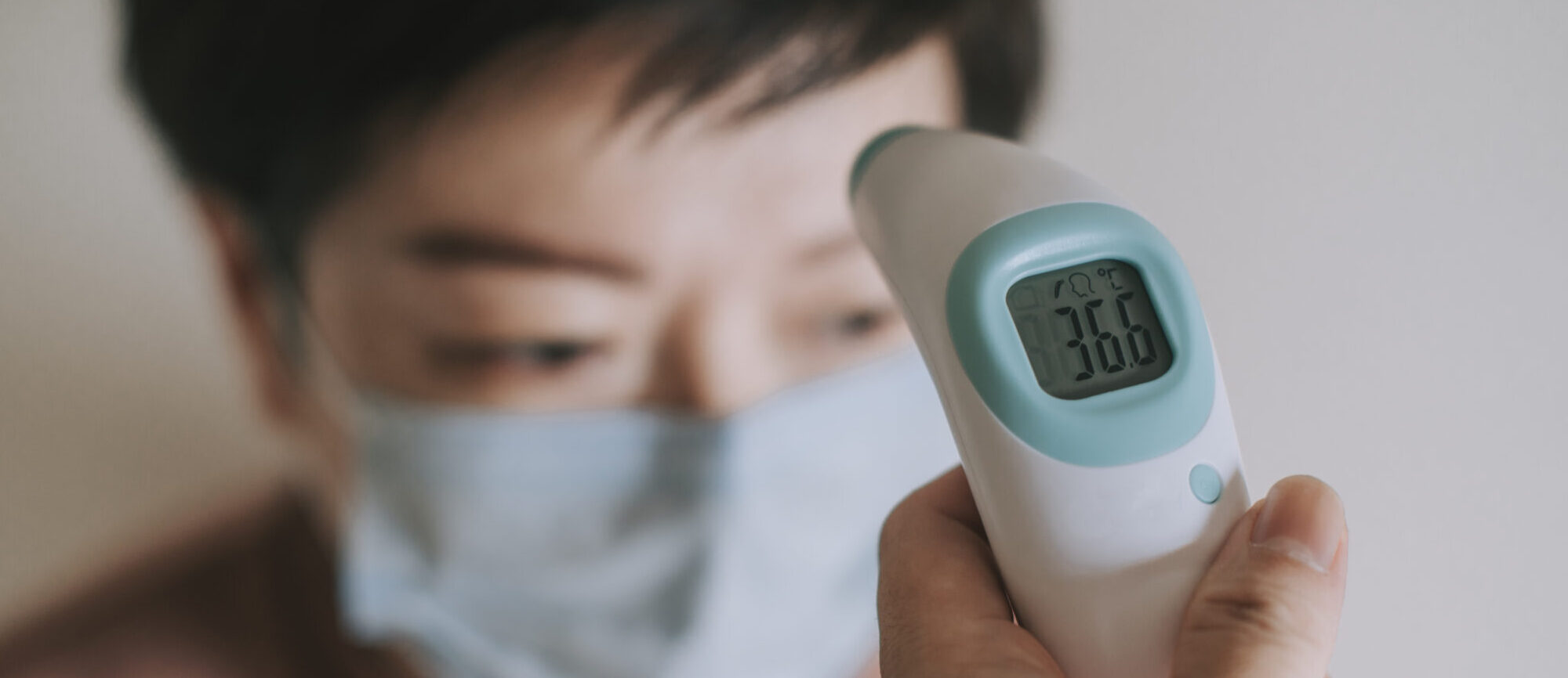 Termometr do ucha z cienką sondą i podświetleniem niebieskim światłem