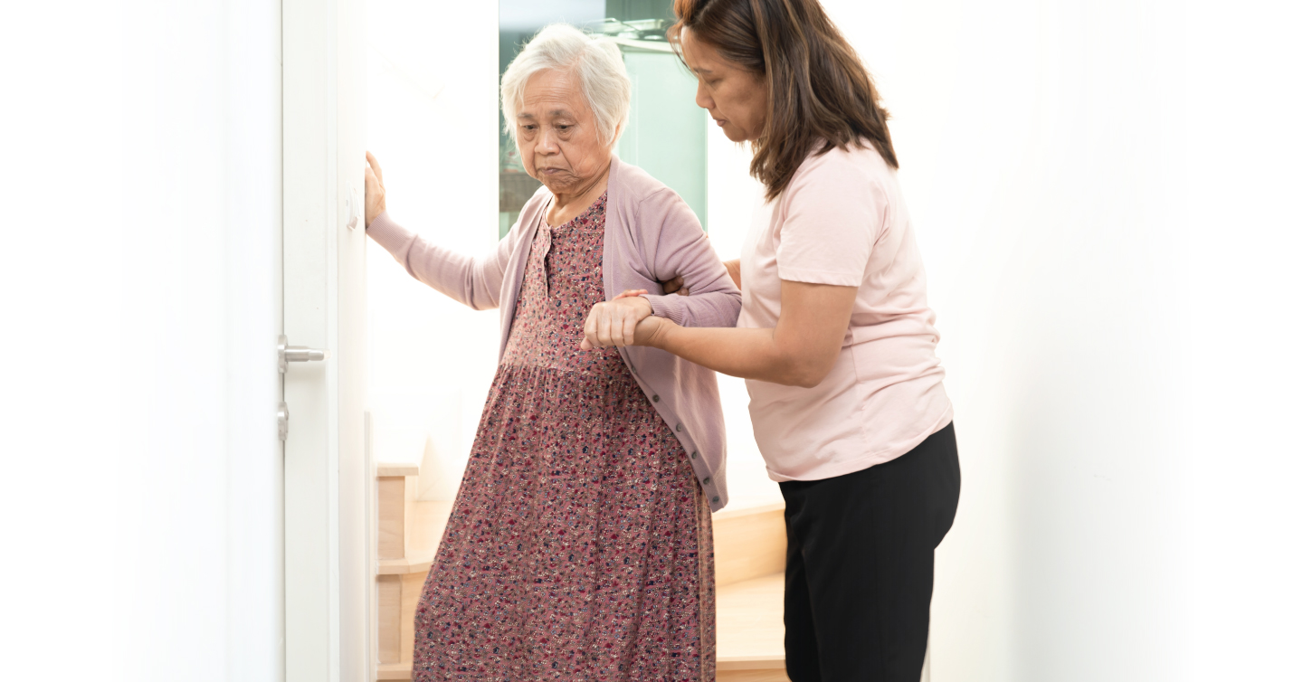 powolny spacer seniorów w ogrodzie starsza para powoli spacerująca po ogrodzie z oporami