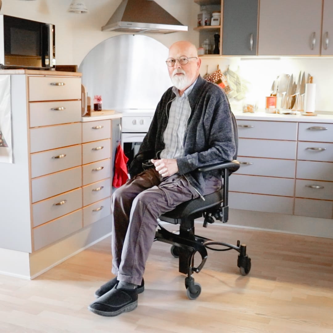 przyjmowanie leków przez starszą kobietę pudełko tabletek i szklanka wody obok siedzącej seniorki