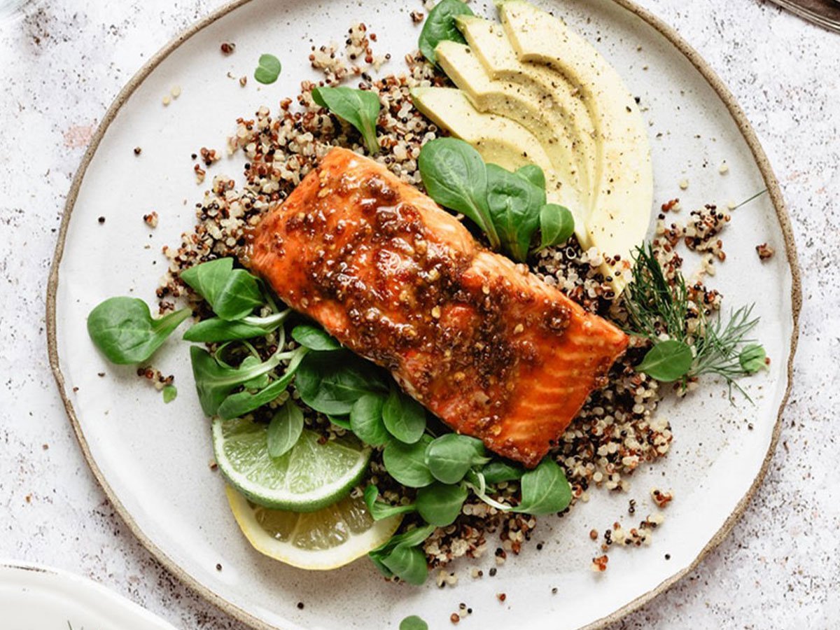 ugotowane jajko na twardo obok szczypiorku i soli na desce