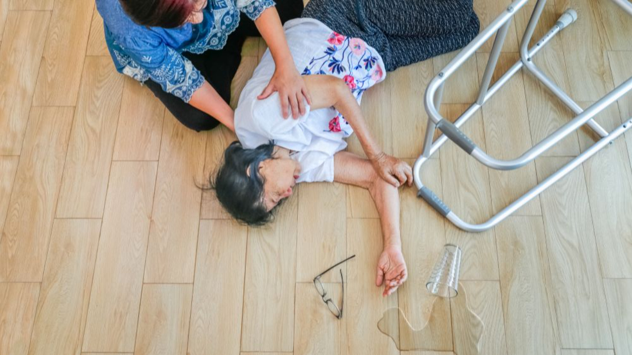 senior tracący równowagę na spacerze starszy mężczyzna potykający się na chodniku w parku jesienią