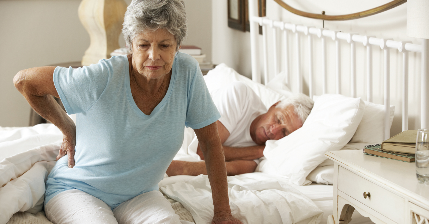 drżenie rąk u starszego mężczyzny senior z drżącymi rękami trzymający filiżankę herbaty przy stole