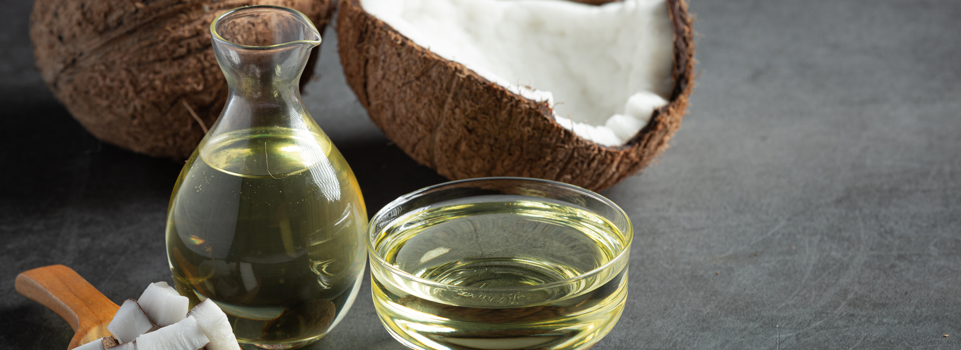 Sałatka warzywna skropiona olejem kokosowym z dodatkiem awokado i orzechów w misce